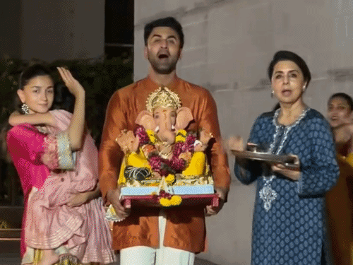 ಗಣೇಶ ವಿಸರ್ಜನೆ: ರಣಬೀರ್, ಆಲಿಯಾ ಸೇರಿ ಬಾಲಿವುಡ್ ತಾರೆಯರ ಸಂಭ್ರಮ