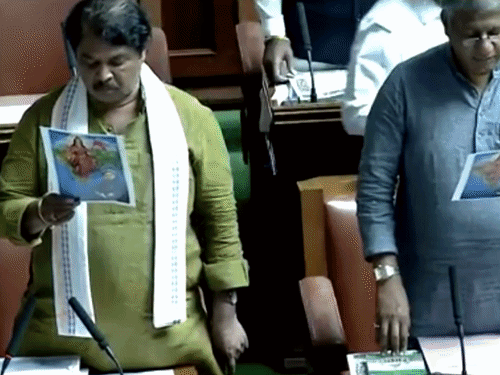 ಕರ್ನಾಟಕ ವಿಧಾನಸಭೆಯಲ್ಲಿ ವಂದೇ ಮಾತರಂ ವಿವಾದ: ಬಿಜೆಪಿ ಶಾಸಕರಿಂದ ಪೂರ್ಣ ಗೀತೆ