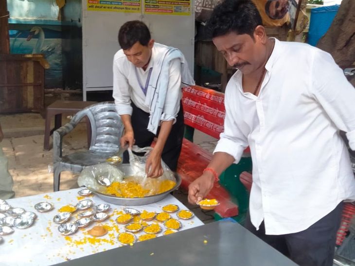 Mathura News | Journalists Distribute Prasad at Kachhari on Ekadashi