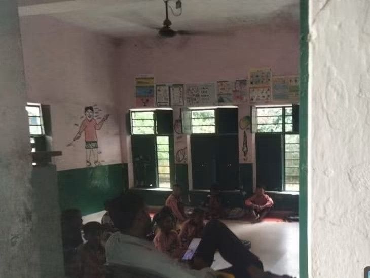 Kaushambi Teacher Mobile Controversy | BEO Orders Probe In Primary School