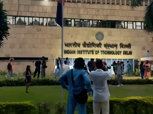 IIT परिसरों में बढ़ती खुदकुशी की घटनाएं, 5 साल में 75 छात्रों ने दी जान