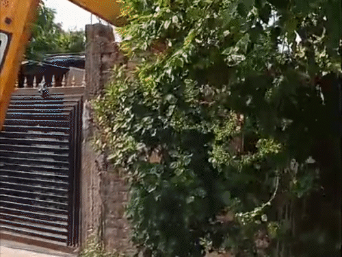 बिहार- लड़की से बदसलूकी करने वाले के घर चला बुलडोजर:प्रशासन ने 72 घंटे का दिया था समय, तीन आरोपियों के घर पहले ही गिराए गए