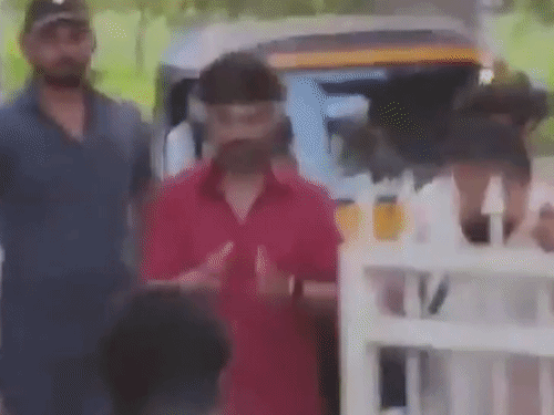 ರಜನಿಕಾಂತ್ ಆಟೋದಲ್ಲಿ ಚಿತ್ರೀಕರಣ ಸ್ಥಳಕ್ಕೆ ಆಗಮಿಸಿ ಅಭಿಮಾನಿಗಳಿಗೆ ನಮಸ್ಕರಿಸಿದರು