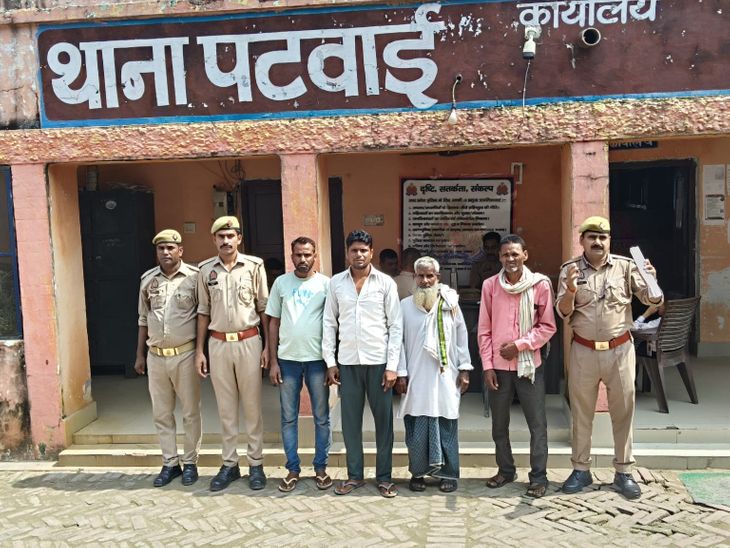 रामपुर पुलिस ने कोर्ट के 4 वारंटियों को पकड़ा: मारपीट, धमकी और चोरी के मामलों में वांछित थे सभी