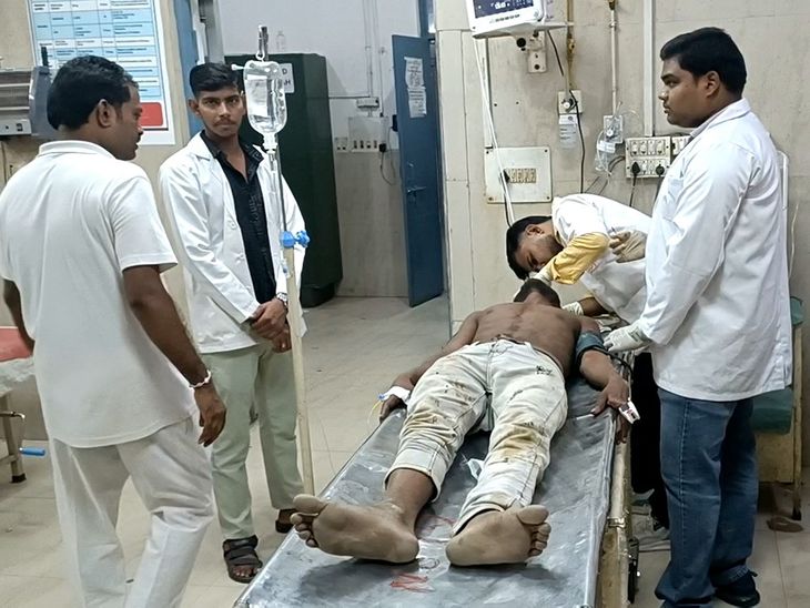 छोटे भाई-पत्नी ने बड़े भाई को लाठी-डंडों से पीटा: बढ़पुर में लहूलुहान कर जिला अस्पताल में भर्ती कराया, पुलिस
