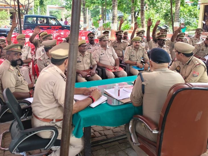 घोसी सीओ ने अपराध नियंत्रण के लिए दिए निर्देश: रात में गश्त बढ़ाने, अराजक तत्वों पर नजर रखने और लंबित विवेच