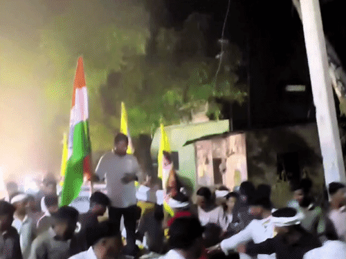 नरेश मीणा का पैदल मार्च इटावा पहुंचा: खाद की कमी पर तीसरे दिन जारी आमरण अनशन, जयपुर कूच की चेतावनी - Dainik Bhaskar
