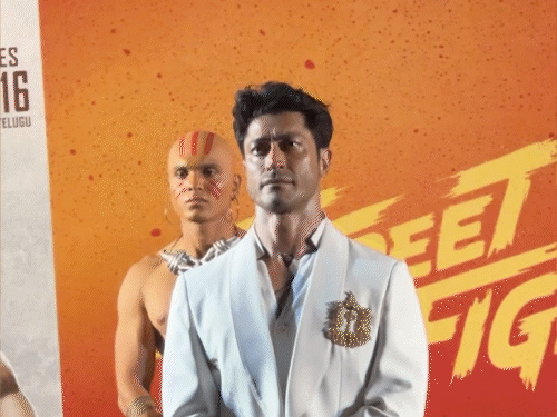 ವಿದ್ಯುತ್ ಜಮ್ವಾಲ್ 15 ನಿಮಿಷ ಉಸಿರು ತಡೆದು ಗಮನ ಸೆಳೆದರು