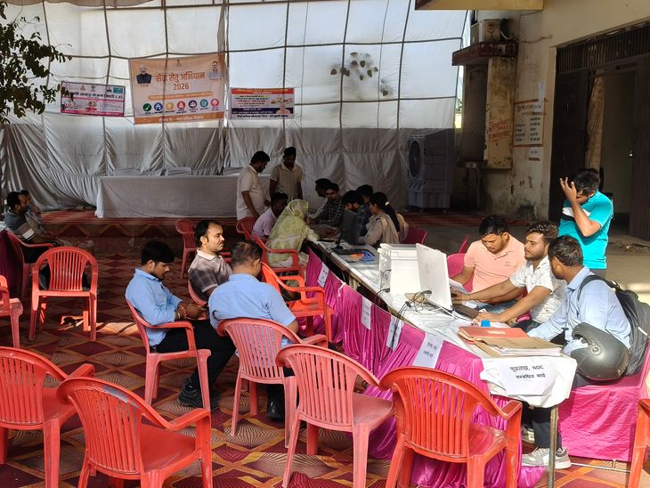 नीमराना में सेवा सेतु अभियान में खाली कुर्सियां दिखीं: अधिकारी-कर्मचारी नहीं पहुंचे, फरियादी बिना काम लौटे - Dainik Bhaskar