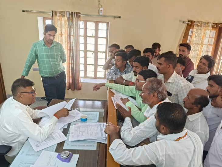 पत्नी के नाम जमीन-गिफ्ट करने के बहाने हड़पने का आरोप: कुम्हार महासभा ने नायब तहसीलदार को ज्ञापन सौंपा, निष्... - Dainik Bhaskar