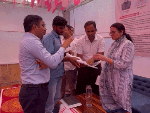 जैसलमेर में वार्ड 6 से 10 के बांटे पट्टे: कलेक्टर बोलीं- जनता के काम में ढिलाई न करें, छोटे-मोटे कामों के ल... - Dainik Bhaskar