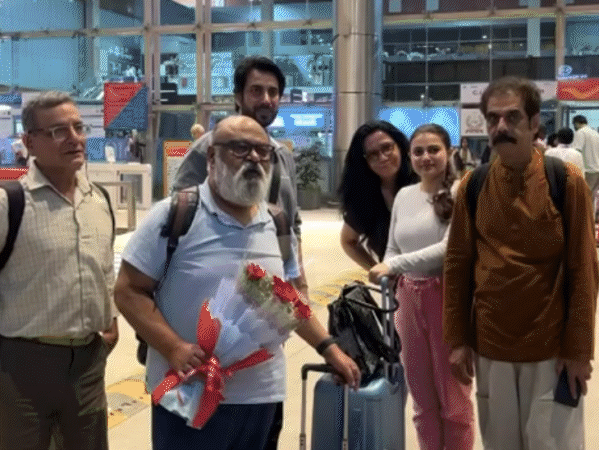 দক্ষিণের সুপারস্টার আল্লু অর্জুন এবং গুরু রনধাওয়া জয়পুর পৌঁছেছেন: কালো মুখোশ পরে বিমানবন্দর ছেড়েছেন, কঠোর নিরাপত্তা ছিল; সৌরভ শুক্লাকেও দেখা গেল – জয়পুর নিউজ
