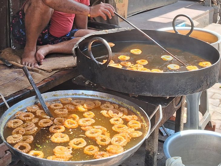 Mathura Bharatpur Gate Sweet Shops Crowd | Pitra Paksha Amavasya Special