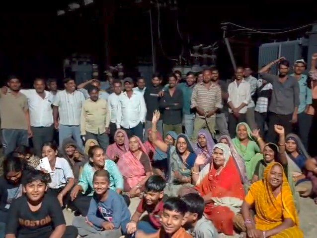 Neemuch Electricity Protest | Villagers Lock Grid & Jam Road Traffic