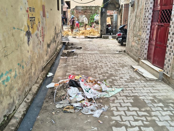 Moradabad Medical Market Protest | Traders Angry Over Garbage & Bad Roads