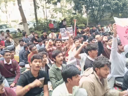 IIIT Ranchi Student Death | Hostel Suicide Suspicion & Students Protest