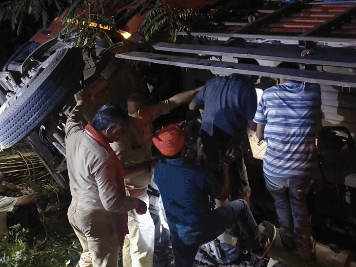 Sonbhadra Road Accident | Truck Driver Trapped Inside Cabin For Hours