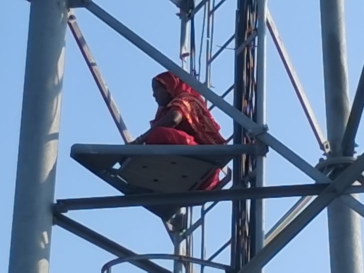 Kasganj Mamom Gaon High Voltage Drama | Woman Climbs Mobile Tower