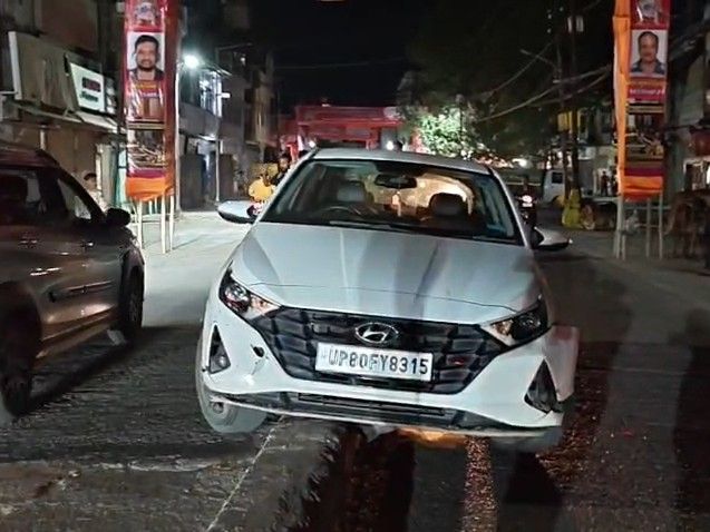 Aligarh Loot Case | Bike Riders Target Family Car; Vehicle Crashes
