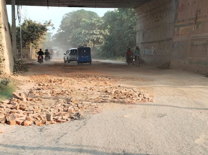 Manjhi Chhapra Road Condition | Randhir Singh Road Repair Protest