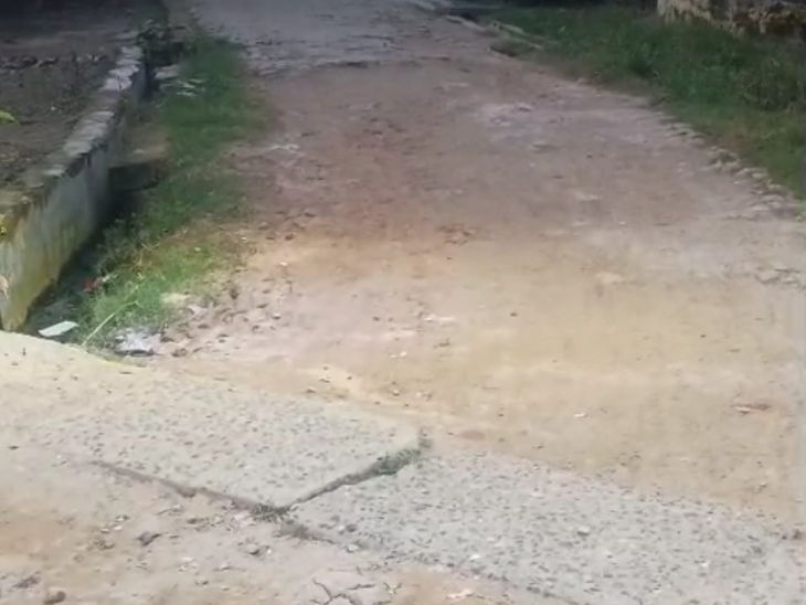 Badi Babhni Road Repair | Villagers Demand Fix Due To Accident Risk