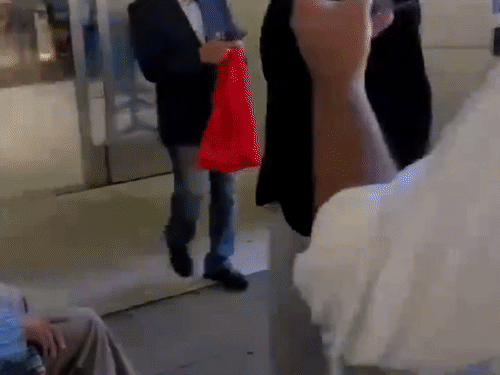 ನ್ಯೂಯಾರ್ಕ್ ವಿಮಾನ ನಿಲ್ದಾಣದಲ್ಲಿ ಯೂನುಸ್ ವಿರುದ್ಧ ಪ್ರತಿಭಟನೆ