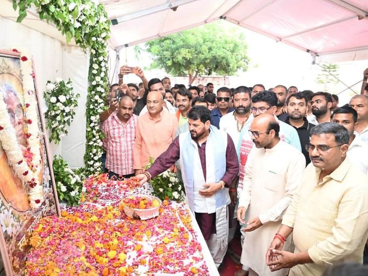 Brijbhushan Sharan Singh Visits Basti | Harish Dwivedi Mother Tribute