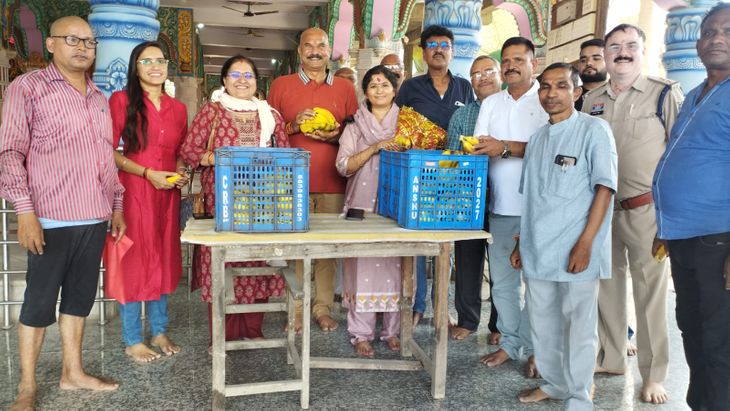 Hindu-Muslim unity at Maa Dindeshwari Temple, fruit distribution