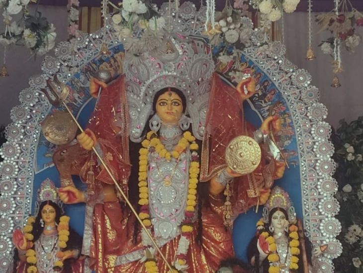 Ward 47 Durga Puja | Costiana Kallu Dhalan Maa Durga Idol Decoration