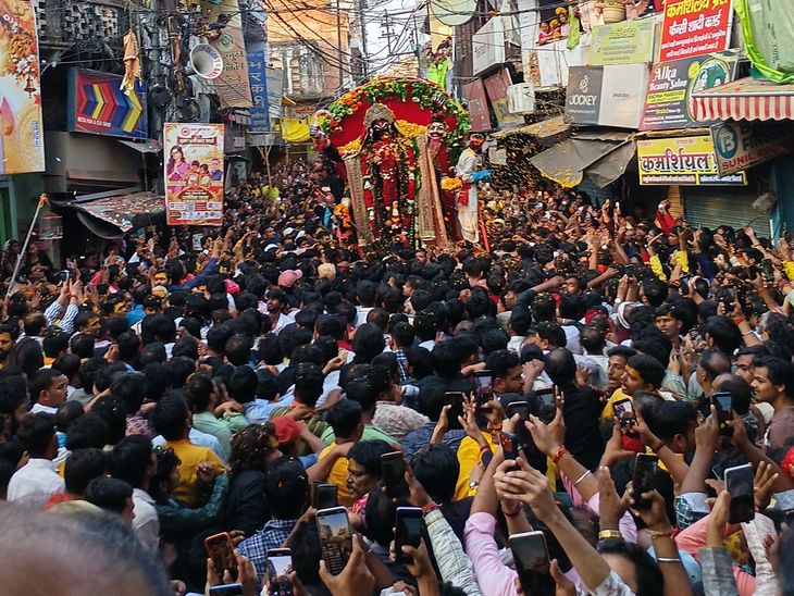 Jhansi Lakshmi Kund Durga Kali Pratima Visarjan | Devotees Procession