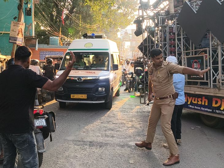 Gorakhpur Durga Visarjan Jam | SI Rahul Yadav Helps Ambulance Pass
