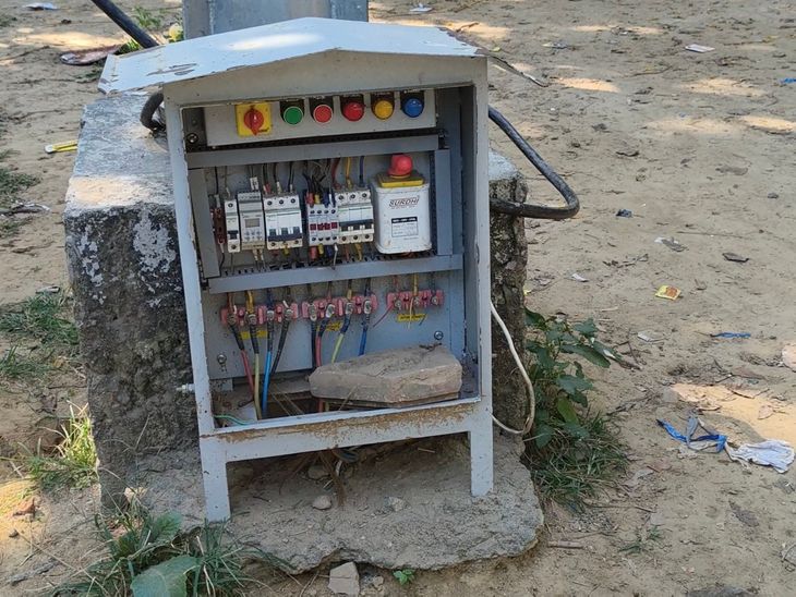 Prayagraj Mehandouri Park | Damaged Swings And Exposed Electric Box Risk
