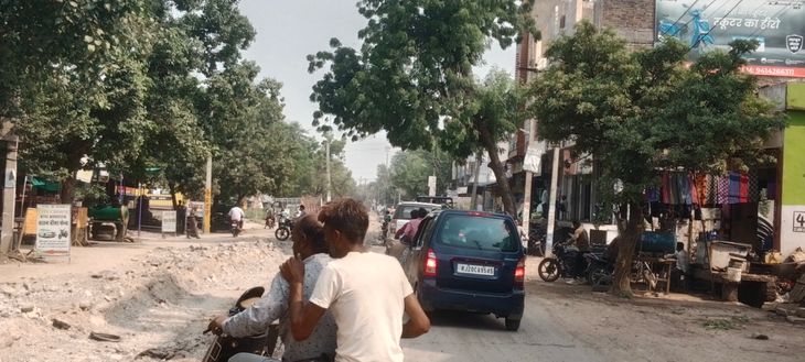 Vehicles are stranded due to lack of alternative routes; schoolchildren ...