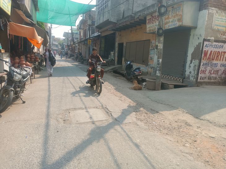 Aligarh Mahendra Nagar Road Potholes Risk | Residents Demand Patch Work