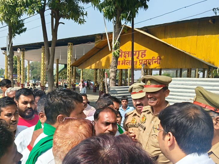 Barabanki Deva Mahotsav Meeting Controversy | DM SP Kisan Union Protest