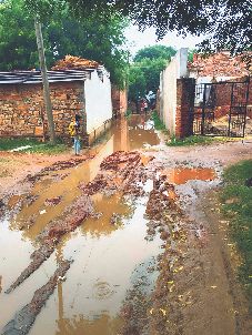 Waterlogging and mud on the main road in Manchadi cause problems for ...