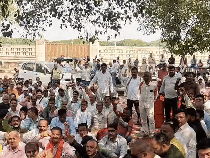 Lucknow PACS Employees Protest | Demand Permanent State Employee Status