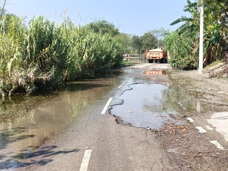 Sitapur Road Damage: Chikhdi to Belhari Highway Potholes Disrupt Travel