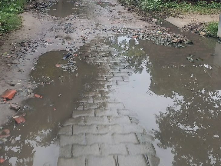 Bareilly Ward 73 Sanaua Waterlogging | Bad Roads Trouble Residents