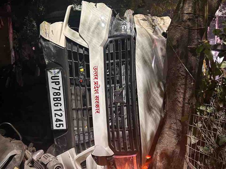 Kanpur VIP Road Accident | UP Government Car Overturns & Hits Tree