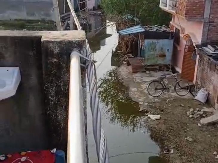 Lucknow Pili Colony Waterlogging Crisis | Residents Forced to Migrate