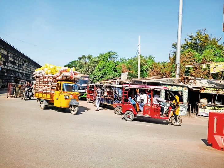 The bus stand has not received land in 36 years, buses are parked on ...