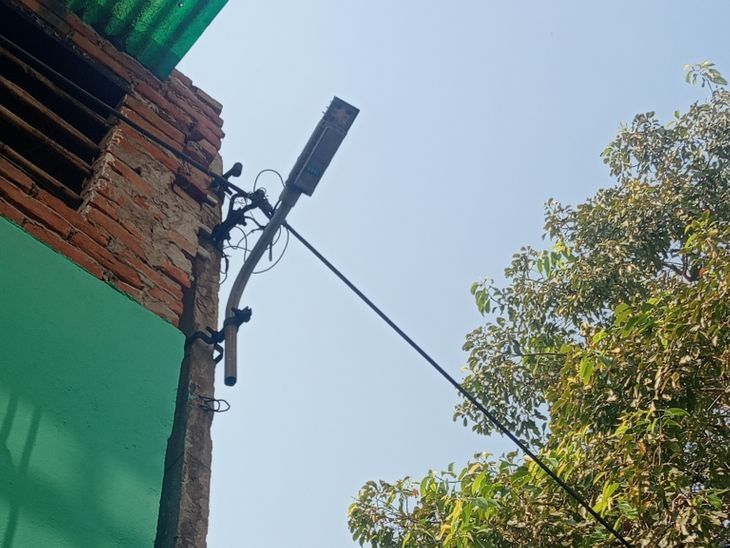 Aligarh Ward 77 Street Light Issue | Residents Demand Urgent Repair