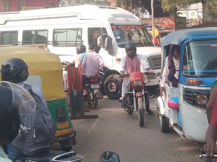 Panchkoshi Chauraha Traffic Jam | Encroachment Causes Major Roadblock