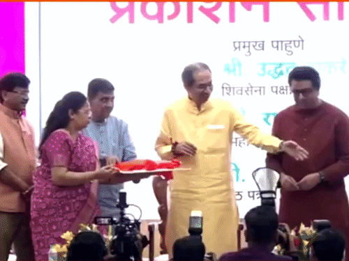 उद्धव ठाकरे बोले- BJP से 2019 के बाद संवाद नहीं:कुछ लोगों के फोन हमेशा के लिए बंद हो गए; संजय राउत की 17वीं किताब लॉन्च
