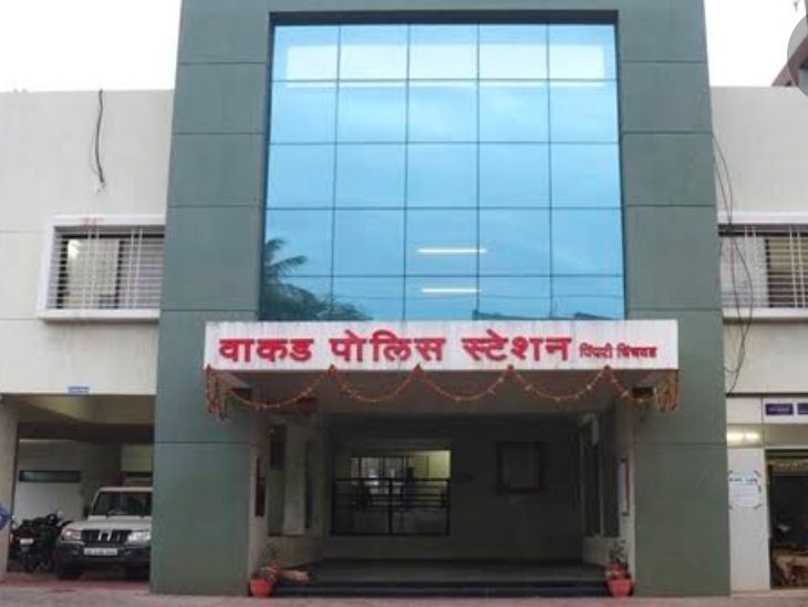 Pretending to be strangled by her husband's murder; Wakad police file