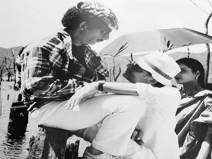 Rekha, Gulzar and Naseeruddin on the sets of 'Ijajat'.