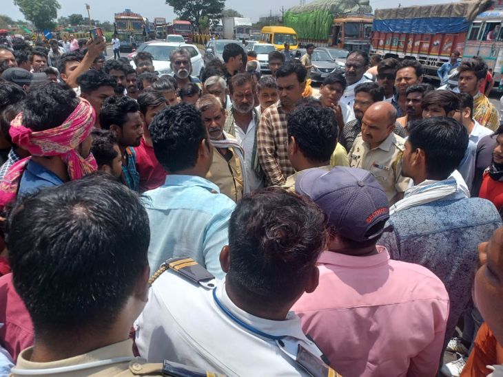 Truck collides with two-wheeler; Three members of the same family were ...