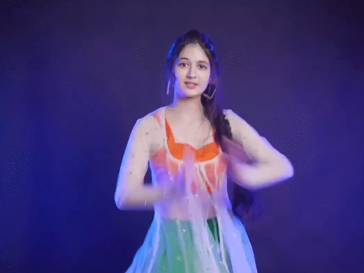 Patriotic color on Bajrangi Bhaijaan's Munni, Harshali Malhotra dances ...