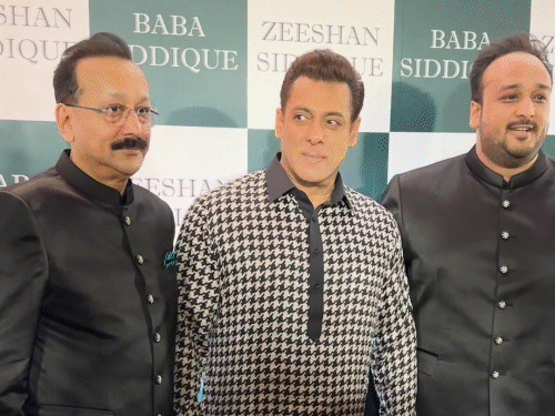 Baba Siddique Iftar Party 2024, Baba Siddique Iftar Party, Baba Siddique,  Bollywood News | बाबा सिद्दिकी यांची इफ्तार पार्टी: पठाणी सूटमध्ये पोहोचला  सलमान खान, पतीसोबत होती ...